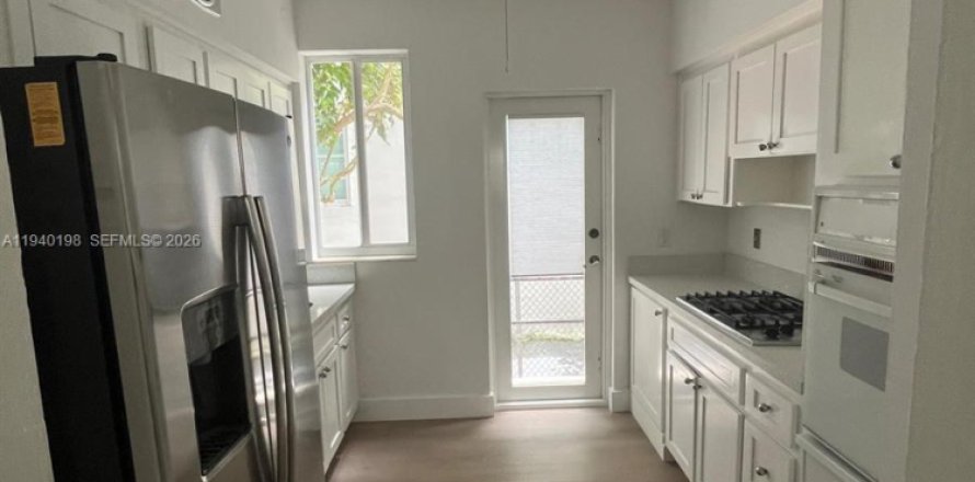 Apartment in Miami Beach, Florida 2 bedrooms, 111.48 sq.m. № 1998199