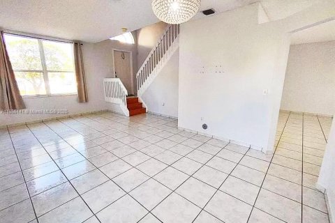 Townhouse in Pembroke Pines, Florida 3 bedrooms, 151.24 sq.m. № 1874264 - photo 3