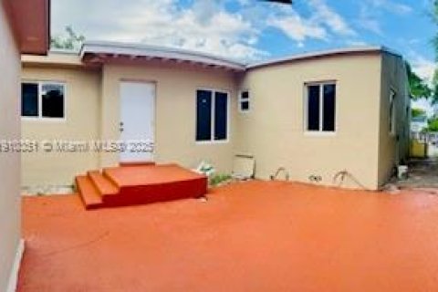 Casa en alquiler en Miami, Florida, 4 dormitorios, 157.93 m2 № 1966057 - foto 21