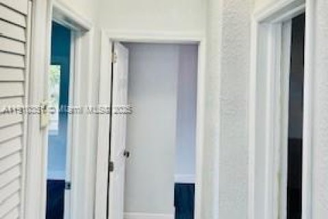 Casa en alquiler en Miami, Florida, 4 dormitorios, 157.93 m2 № 1966057 - foto 14