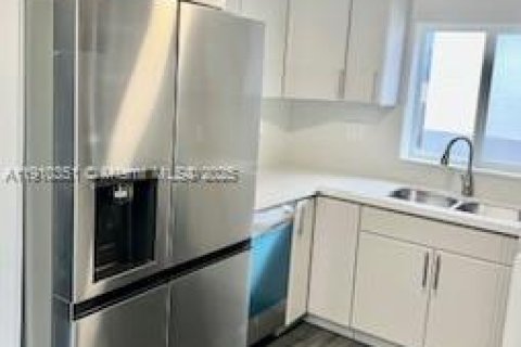 Casa en alquiler en Miami, Florida, 4 dormitorios, 157.93 m2 № 1966057 - foto 3