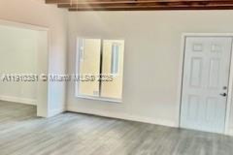 Casa en alquiler en Miami, Florida, 4 dormitorios, 157.93 m2 № 1966057 - foto 7