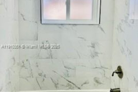 Casa en alquiler en Miami, Florida, 4 dormitorios, 157.93 m2 № 1966057 - foto 13