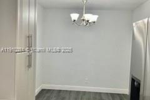 Casa en alquiler en Miami, Florida, 4 dormitorios, 157.93 m2 № 1966057 - foto 4