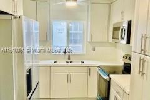 Casa en alquiler en Miami, Florida, 4 dormitorios, 157.93 m2 № 1966057 - foto 2