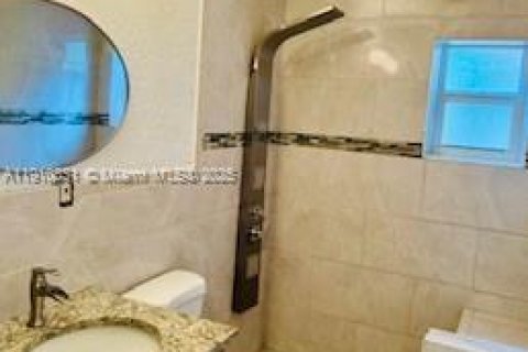 Casa en alquiler en Miami, Florida, 4 dormitorios, 157.93 m2 № 1966057 - foto 17