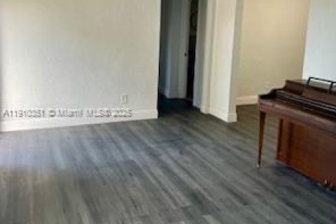 Casa en alquiler en Miami, Florida, 4 dormitorios, 157.93 m2 № 1966057 - foto 6