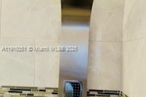 Casa en alquiler en Miami, Florida, 4 dormitorios, 157.93 m2 № 1966057 - foto 19
