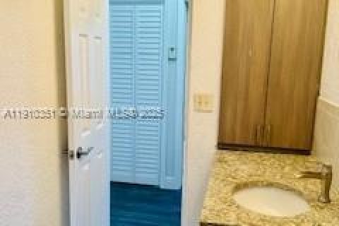 Casa en alquiler en Miami, Florida, 4 dormitorios, 157.93 m2 № 1966057 - foto 18