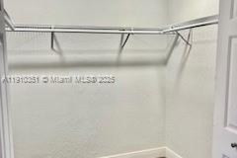 Casa en alquiler en Miami, Florida, 4 dormitorios, 157.93 m2 № 1966057 - foto 10