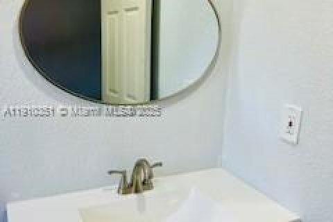 Casa en alquiler en Miami, Florida, 4 dormitorios, 157.93 m2 № 1966057 - foto 12