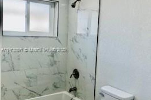 Casa en alquiler en Miami, Florida, 4 dormitorios, 157.93 m2 № 1966057 - foto 11
