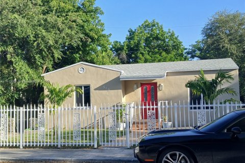 Casa en alquiler en Miami, Florida, 4 dormitorios, 157.93 m2 № 1966057 - foto 1