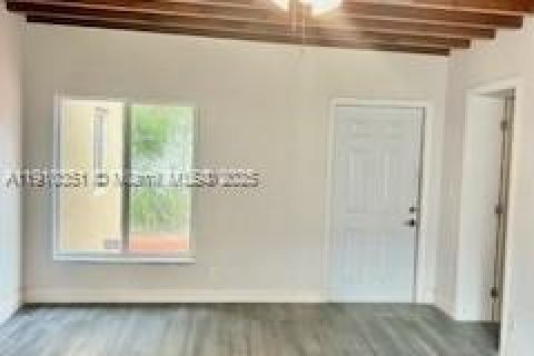 Casa en alquiler en Miami, Florida, 4 dormitorios, 157.93 m2 № 1966057 - foto 8