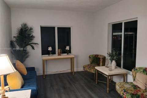 Casa en alquiler en Miami, Florida, 4 dormitorios, 157.93 m2 № 1966057 - foto 23