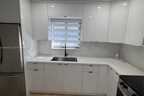 Villa ou maison à vendre à Miami, Floride: 3 chambres, 104.05 m2 № 2024955 - photo 12