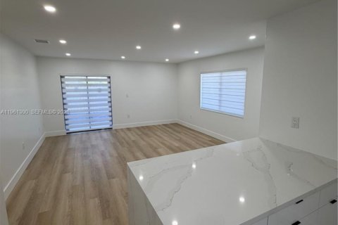 Villa ou maison à vendre à Miami, Floride: 3 chambres, 104.05 m2 № 2024955 - photo 10