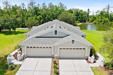 House in Wesley Chapel, Florida 3 bedrooms, 155.61 sq.m. № 2124344