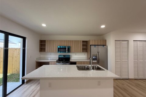 Townhouse in Florida City, Florida 4 bedrooms, 124.02 sq.m. № 1945206 - photo 10