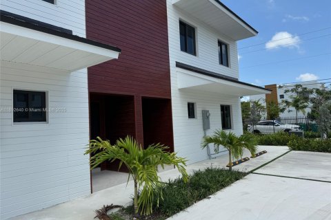 Townhouse in Florida City, Florida 4 bedrooms, 124.02 sq.m. № 1945206 - photo 2