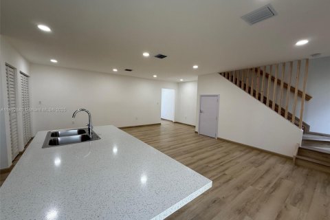 Townhouse in Florida City, Florida 4 bedrooms, 124.02 sq.m. № 1945206 - photo 6