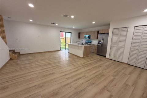 Townhouse in Florida City, Florida 4 bedrooms, 124.02 sq.m. № 1945206 - photo 5