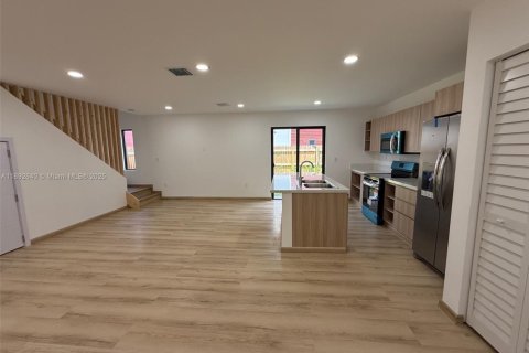 Townhouse in Florida City, Florida 4 bedrooms, 124.02 sq.m. № 1945206 - photo 8