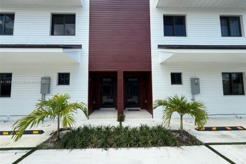 Townhouse in Florida City, Florida 4 bedrooms, 124.02 sq.m. № 1945206 - photo 1