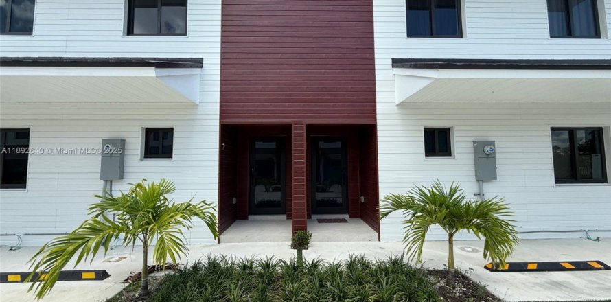 Townhouse in Florida City, Florida 4 bedrooms, 124.02 sq.m. № 1945206