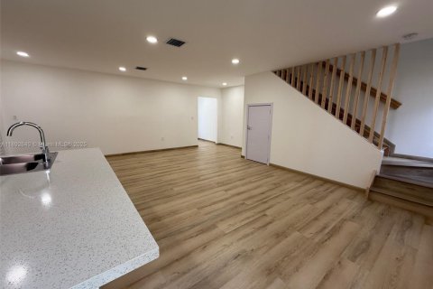Townhouse in Florida City, Florida 4 bedrooms, 124.02 sq.m. № 1945206 - photo 11