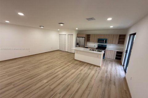 Townhouse in Florida City, Florida 4 bedrooms, 124.02 sq.m. № 1945206 - photo 29