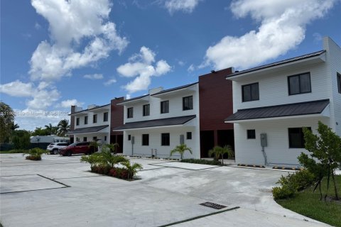 Townhouse in Florida City, Florida 4 bedrooms, 124.02 sq.m. № 1945206 - photo 3