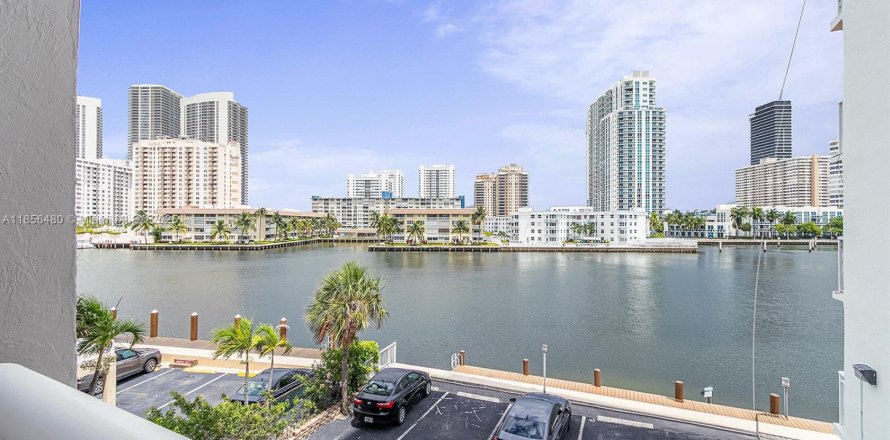 Condominio en Hallandale Beach, Florida, 3 dormitorios  № 1878726