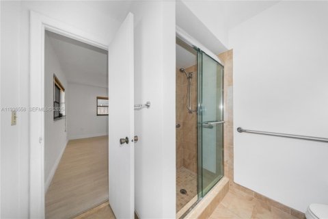 House in Miami, Florida 4 bedrooms, 165.18 sq.m. № 1994710 - photo 18