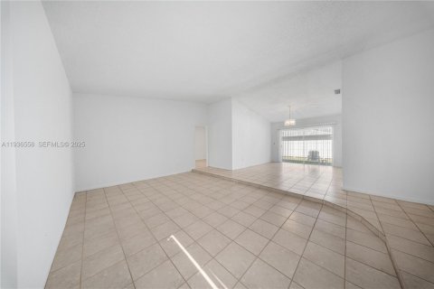 House in Miami, Florida 4 bedrooms, 165.18 sq.m. № 1994710 - photo 5
