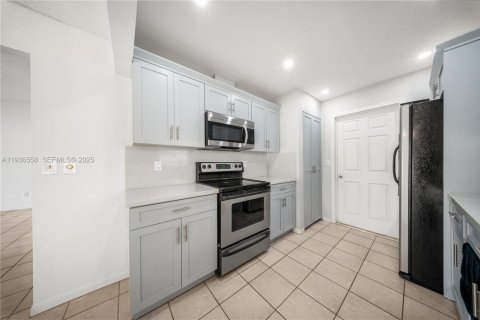 House in Miami, Florida 4 bedrooms, 165.18 sq.m. № 1994710 - photo 8