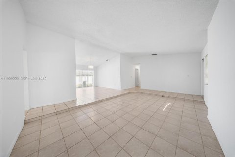 House in Miami, Florida 4 bedrooms, 165.18 sq.m. № 1994710 - photo 4