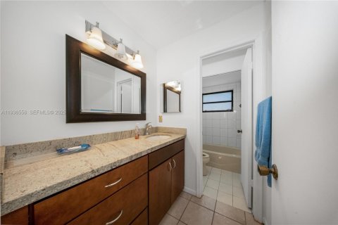 House in Miami, Florida 4 bedrooms, 165.18 sq.m. № 1994710 - photo 26