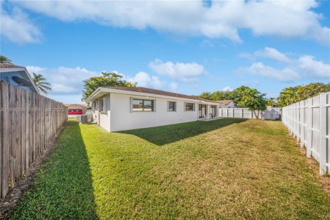 House in Miami, Florida 4 bedrooms, 165.18 sq.m. № 1994710 - photo 29