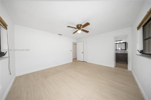 House in Miami, Florida 4 bedrooms, 165.18 sq.m. № 1994710 - photo 16