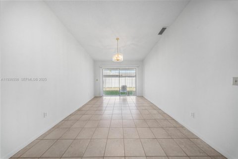 House in Miami, Florida 4 bedrooms, 165.18 sq.m. № 1994710 - photo 13