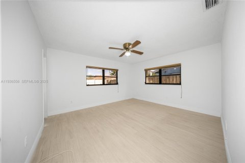 House in Miami, Florida 4 bedrooms, 165.18 sq.m. № 1994710 - photo 15