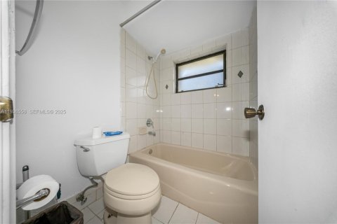 House in Miami, Florida 4 bedrooms, 165.18 sq.m. № 1994710 - photo 27
