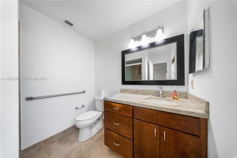 House in Miami, Florida 4 bedrooms, 165.18 sq.m. № 1994710 - photo 17