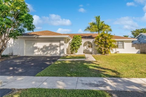 House in Miami, Florida 4 bedrooms, 165.18 sq.m. № 1994710 - photo 1