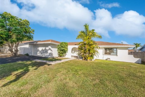 House in Miami, Florida 4 bedrooms, 165.18 sq.m. № 1994710 - photo 30