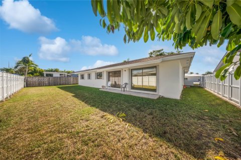House in Miami, Florida 4 bedrooms, 165.18 sq.m. № 1994710 - photo 28