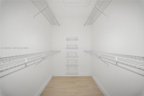 House in Miami, Florida 4 bedrooms, 165.18 sq.m. № 1994710 - photo 25