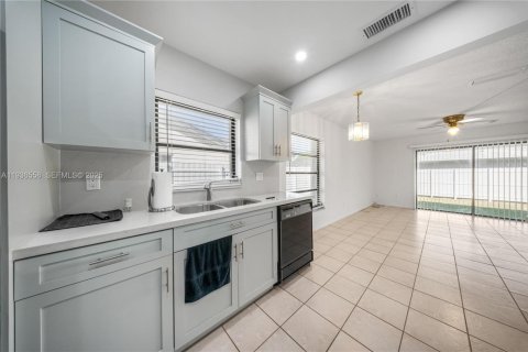 House in Miami, Florida 4 bedrooms, 165.18 sq.m. № 1994710 - photo 7