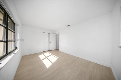 House in Miami, Florida 4 bedrooms, 165.18 sq.m. № 1994710 - photo 24